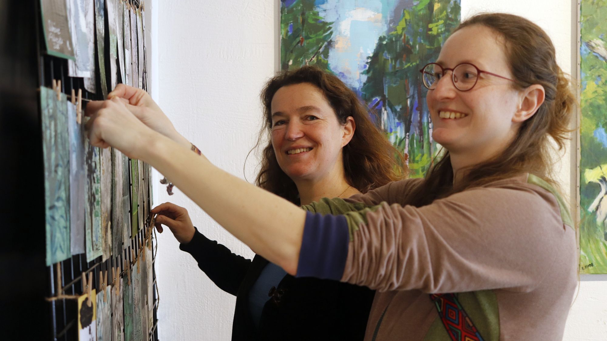 Initiatorin Ina Krahl und Künstlerin Andrea Strauch beim Hängen der Ausstellung Foto: Anton Launer