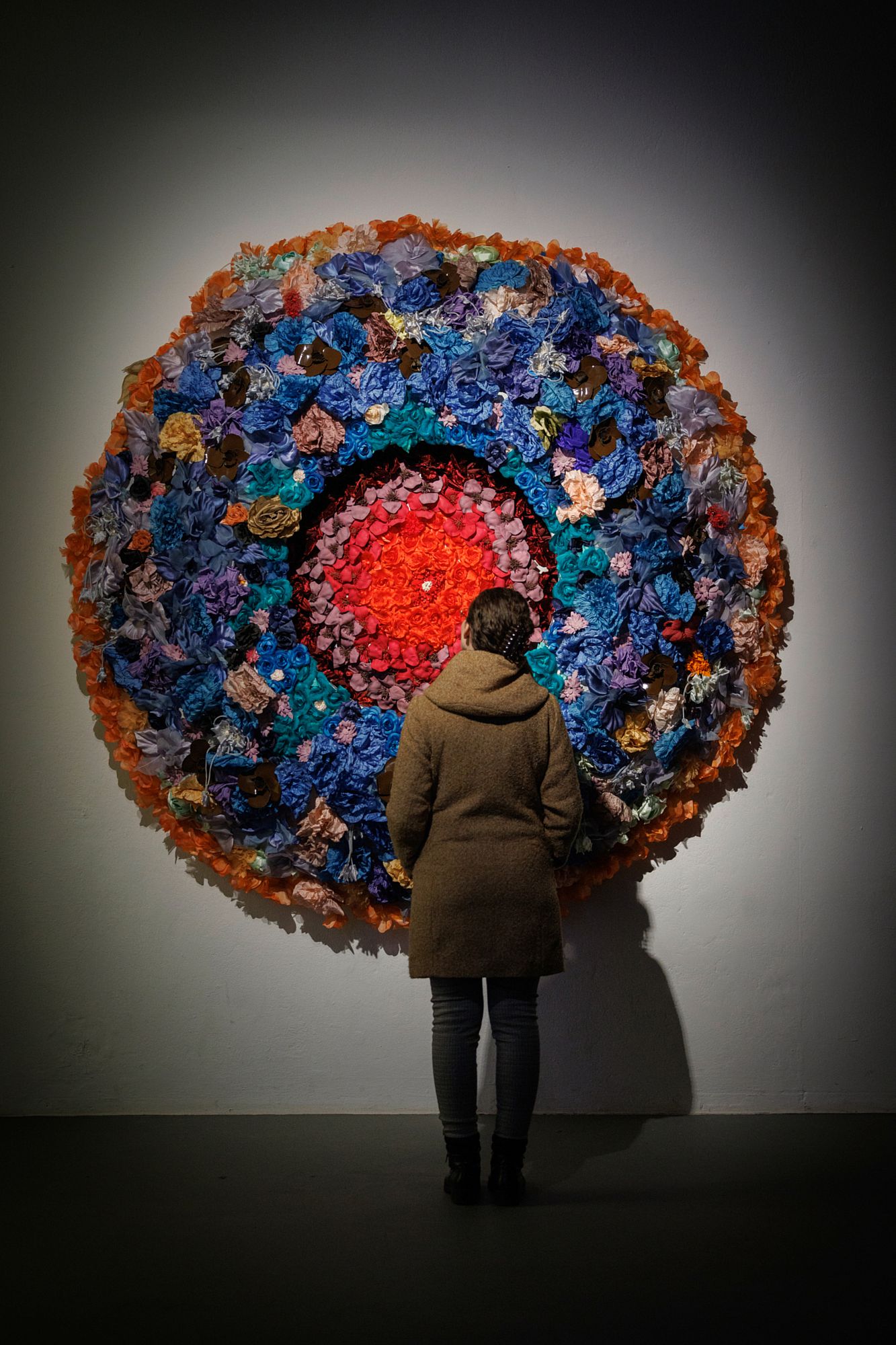 Besucherin in der Ausstellung "Ode an das Handwerk" im Japanischen Palais - Foto: Oliver Killig