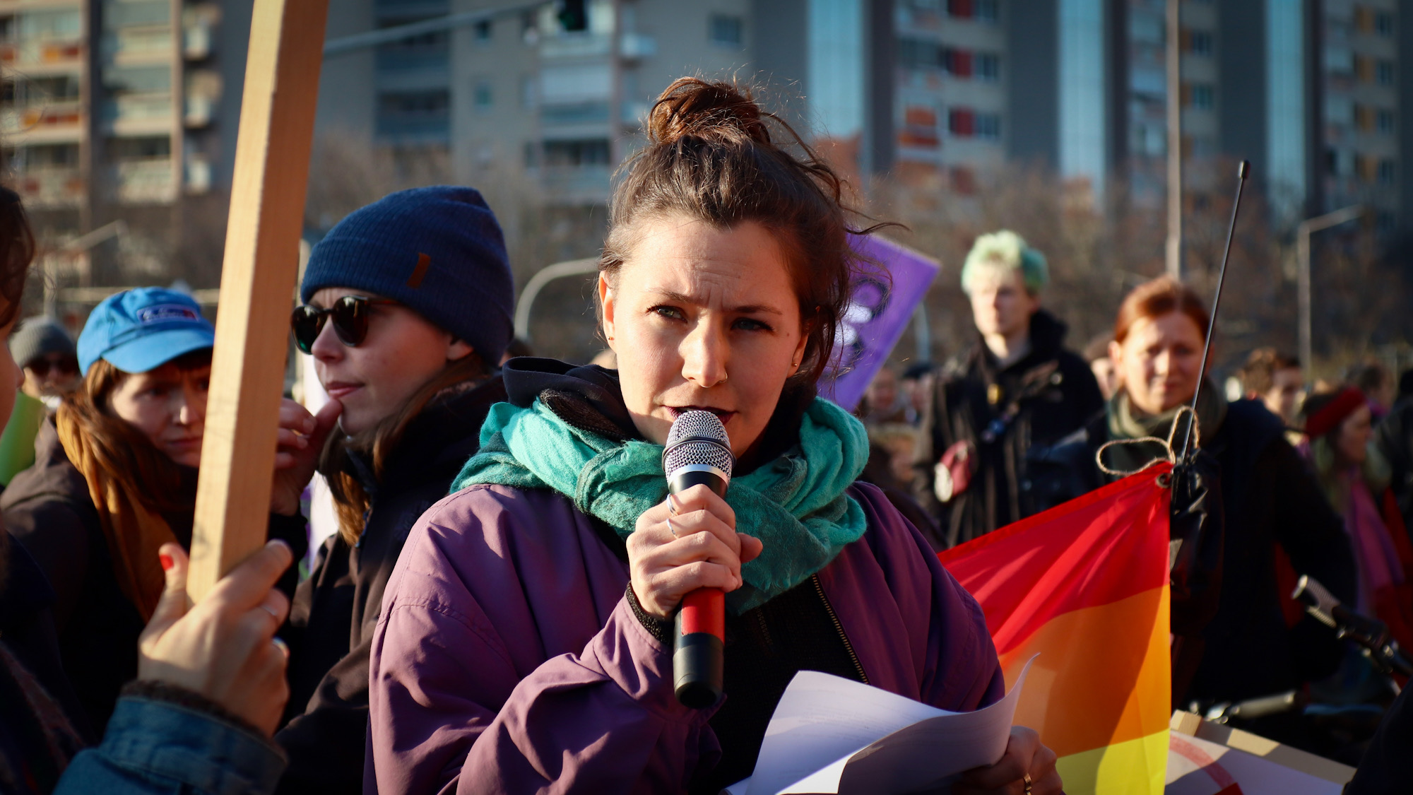 Vor der Staatskanzlei wir dazu aufgefordert, sich gegen antifeministische Ideologien und den Aufstieg rechtsextremer Parteien zu wehren und feministische Errungenschaften aktiv zu verteidigen. - Foto: Florian Varga