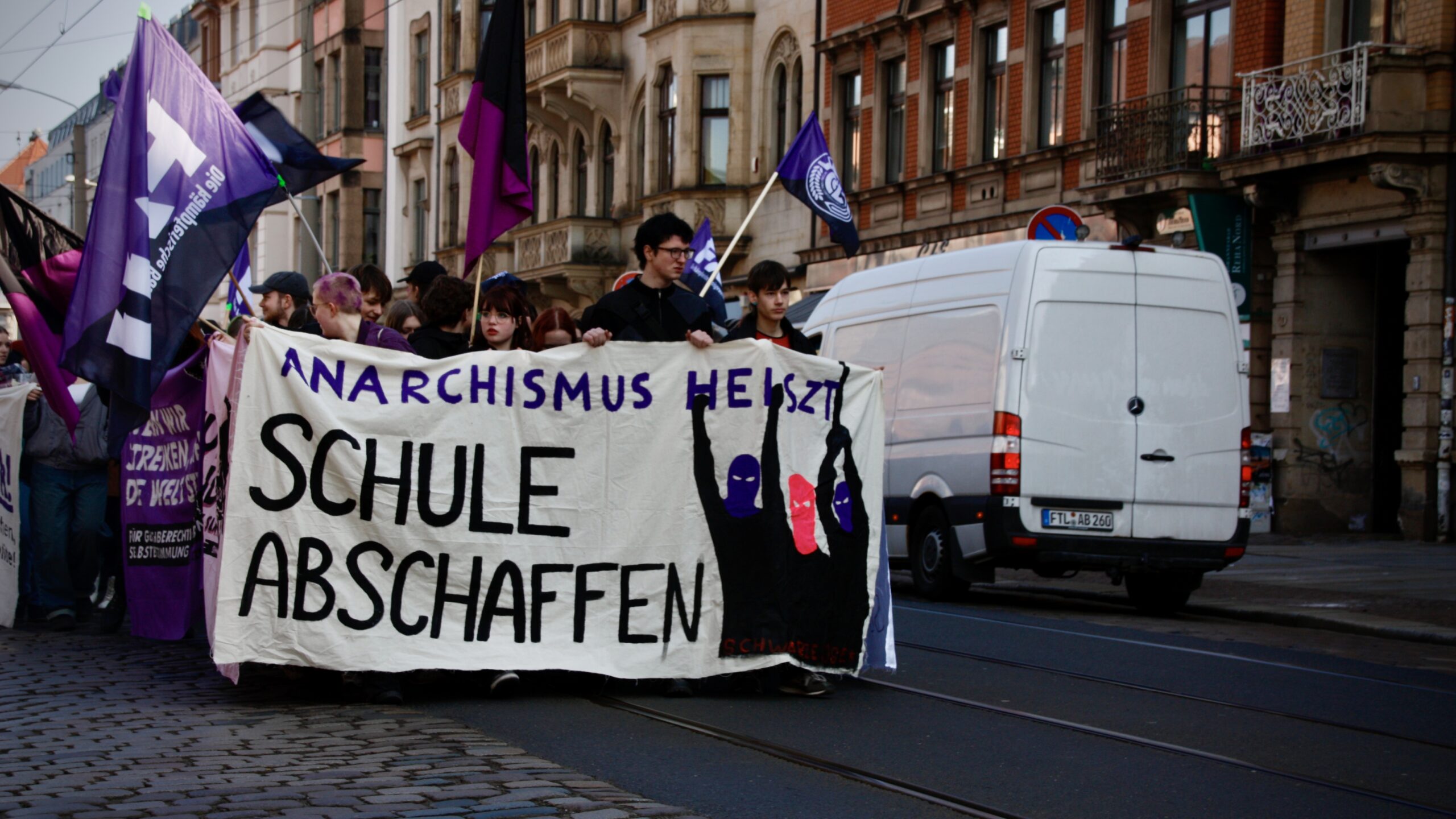 Die Schwarze Rose Dresden zieht durch die Neustadt und hält an mehreren Schulen an. - Foto: Florian Varga