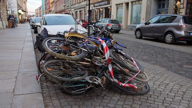 Fahrrad-Installation im März auf der Louisenstraße. Foto: Anton Launer