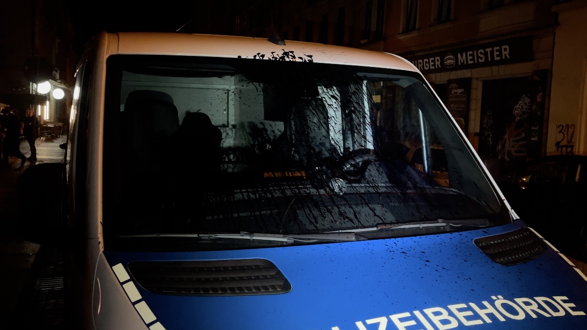 Beschmiertes Einsatzfahrzeug der Polizeibehörde. - Foto: Florian Varga