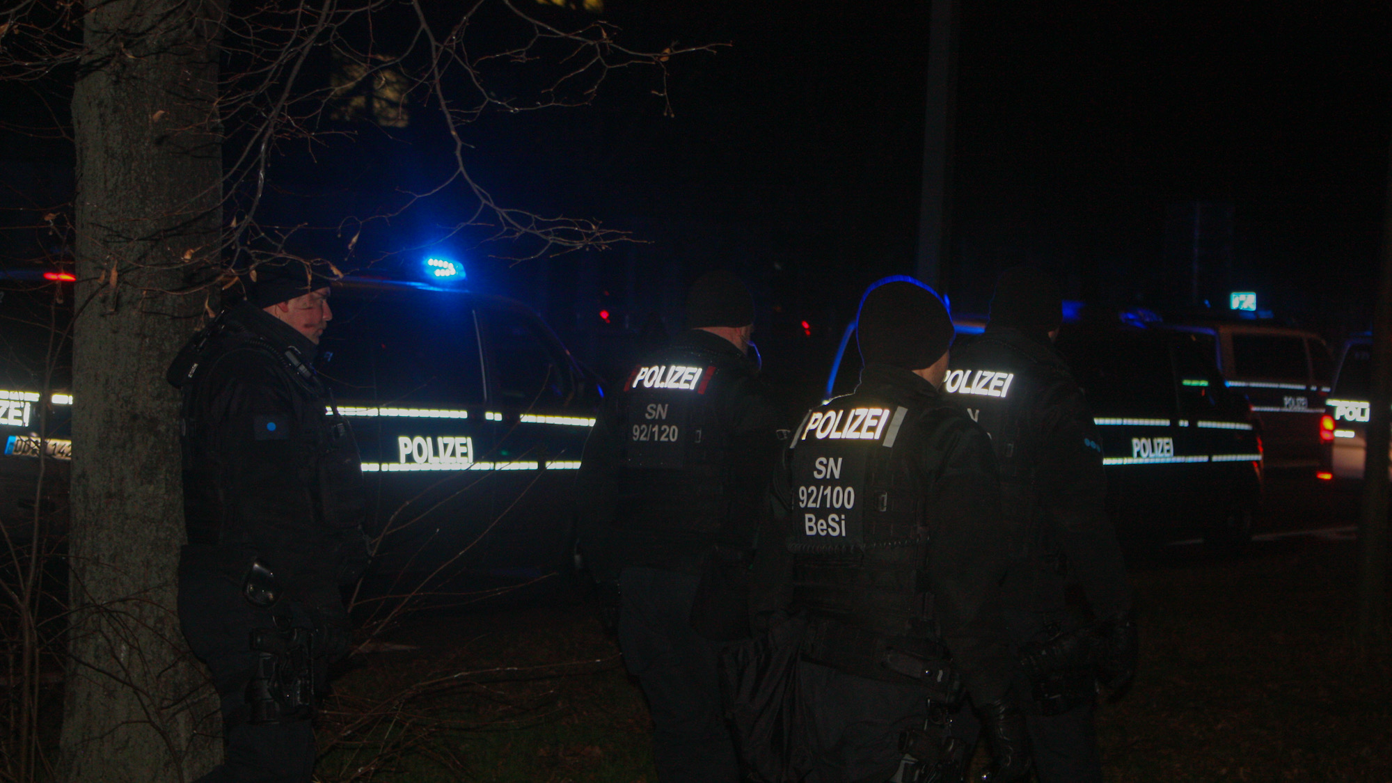 Etwa 35 Polizeibeamte suchen in den späten Abendstunden nach dem Sturmgewehrträger. - Foto: Florian Varga