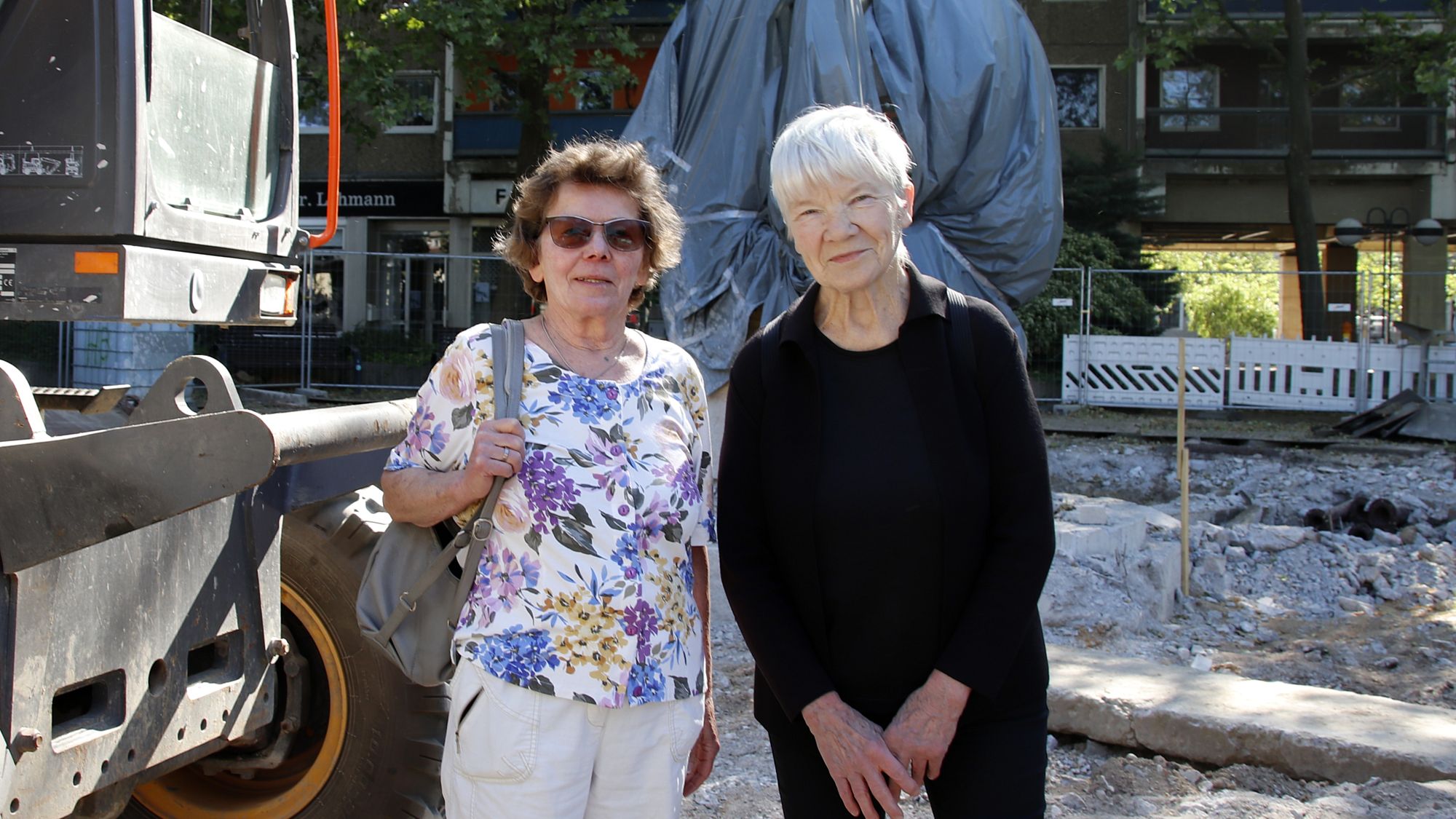Karin Kracht und Erika Schmidt haben sich für den Erhalt des Brunnens engagiert. Foto: Anton Launer