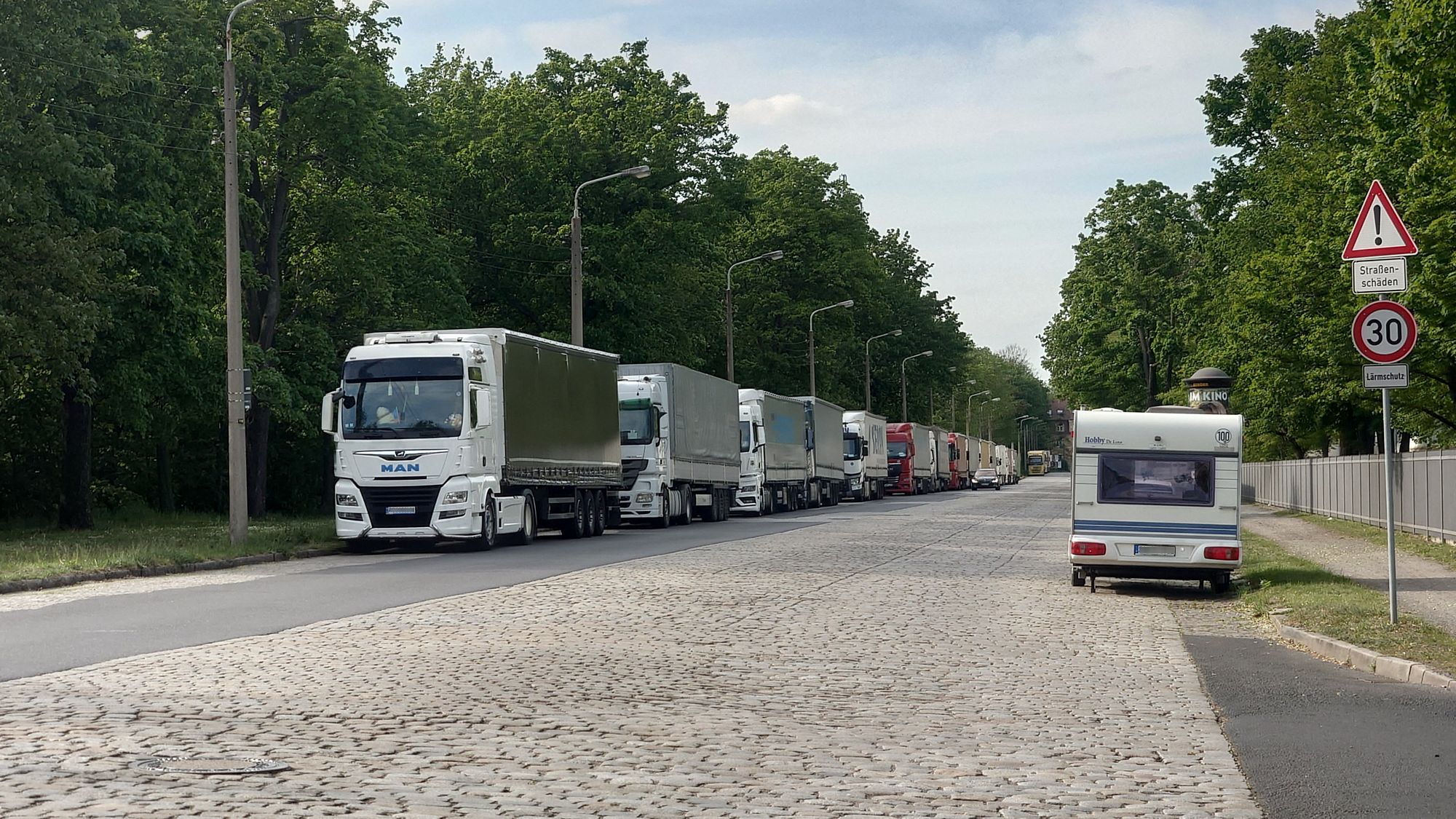 Auf die Zollabfertigung wartende LKW, die derzeit an der Stauffenbergallee parken, sollen künftig am Hammerweg untergebracht werden. Foto: Archiv Anton Launer
