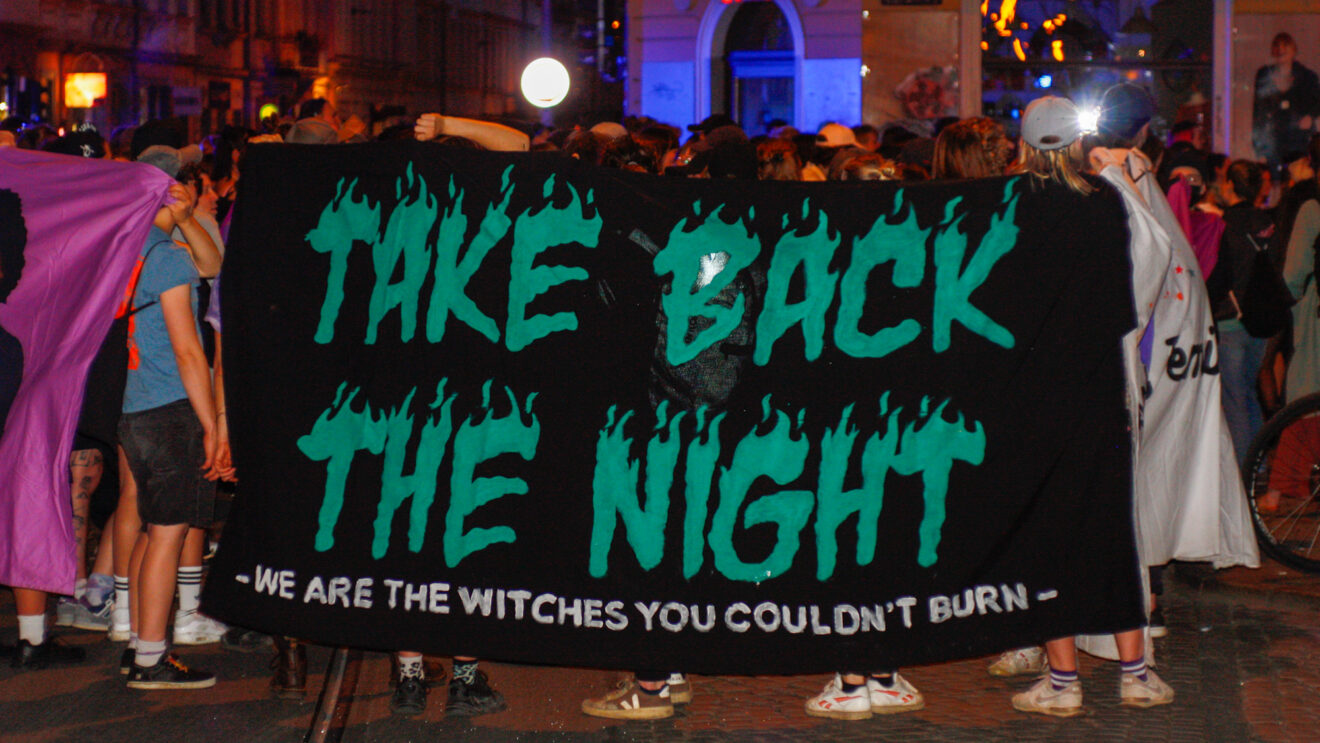Frontbanner mit der Aufschrift: " TAKE BACK THE NIGHT" - Foto: Florian Varga