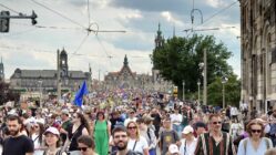 Demonstrationszug auf der Augustusbrücke. Laut Veranstalter nahmen rund 8.000 Personen teil. Foto: Anton Launer