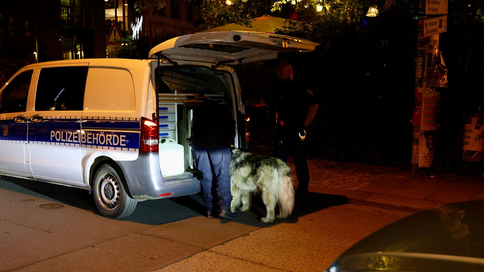 Die Polizeibehörde nahm den Hund schließlich mit. Foto: Florian Varga