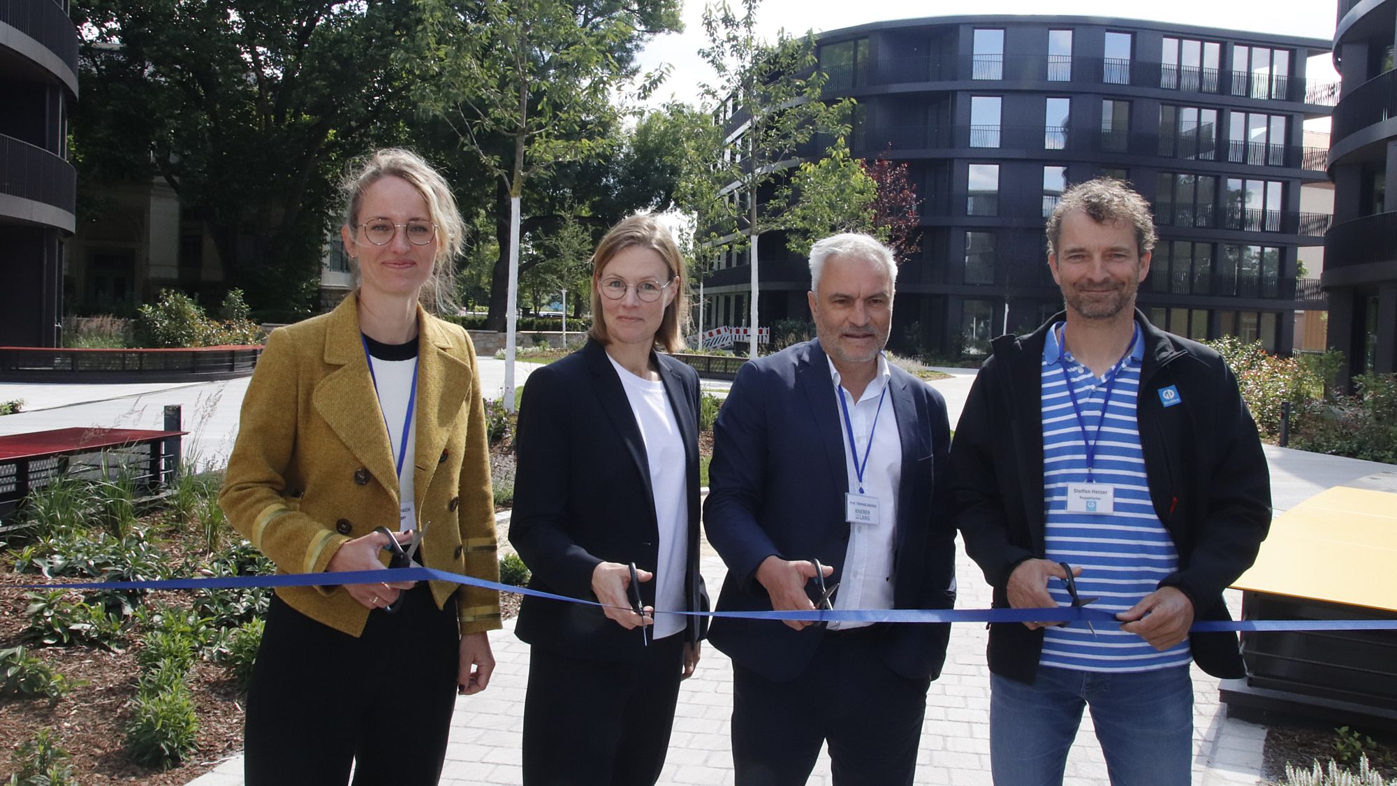 Wenn was eröffnet wird, muss man ein Band durchschneiden. Helena Raupach (CTR), Johanna Friedrich und Thomas Knerer (Architekten Knerer und Lang) und Projektleiter Steffen Herzer (Dreßler Bau) (v.l.) Foto: Anton Launer