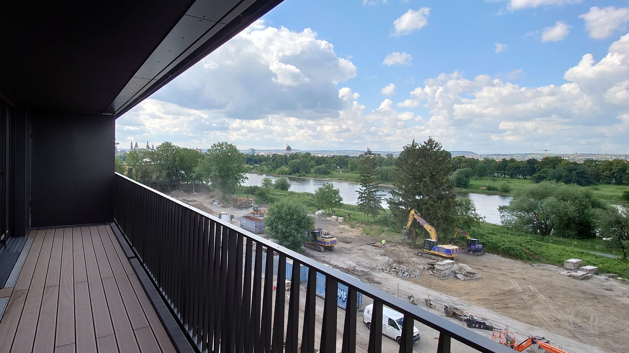 Blick über die Elbe bis in die Innenstadt - Foto: Anton Launer