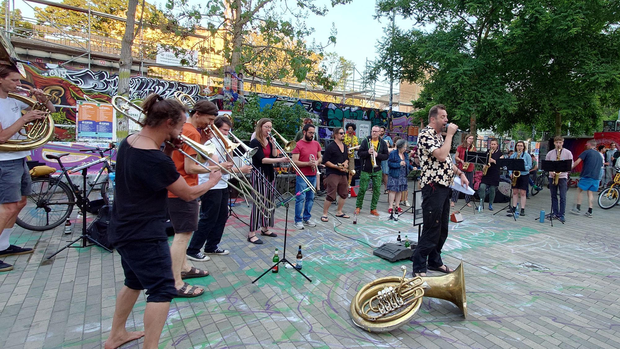 Die Fiatelle Brass (hier vor der Scheune) spielen am Freitagabend. Foto: Anton Launer
