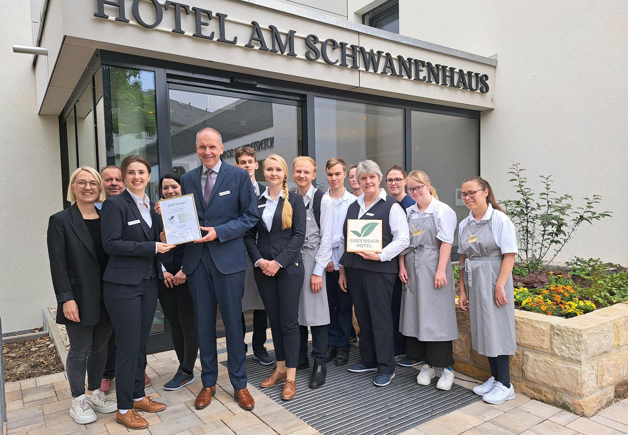 Mächtig stolz auf die Auszeichnung - Das Team vom Hotel Schwanenhaus. Foto: PR