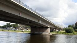 Das markante Graffito an der Carolabrücke wird aktuell entfernt. Foto: Anton Launer