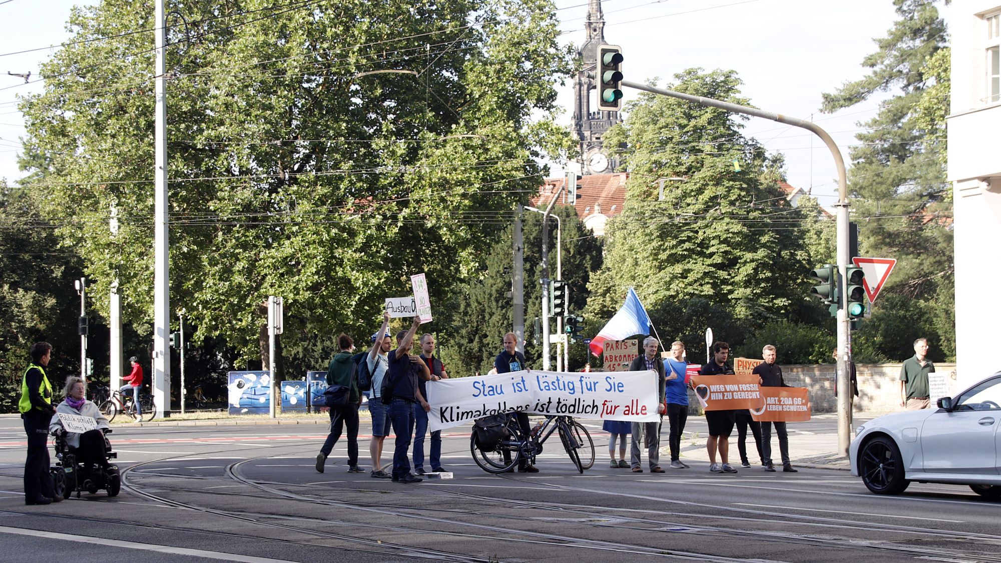 Für viermal sieben Minuten blockierten die Demonstrierenden je eine Fahrtrichtung am Albertplatz. Foto: Anton Launer