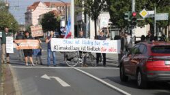 Für viermal sieben Minuten blockierten die Demonstrierenden je eine Fahrtrichtung am Albertplatz. Foto: Anton Launer