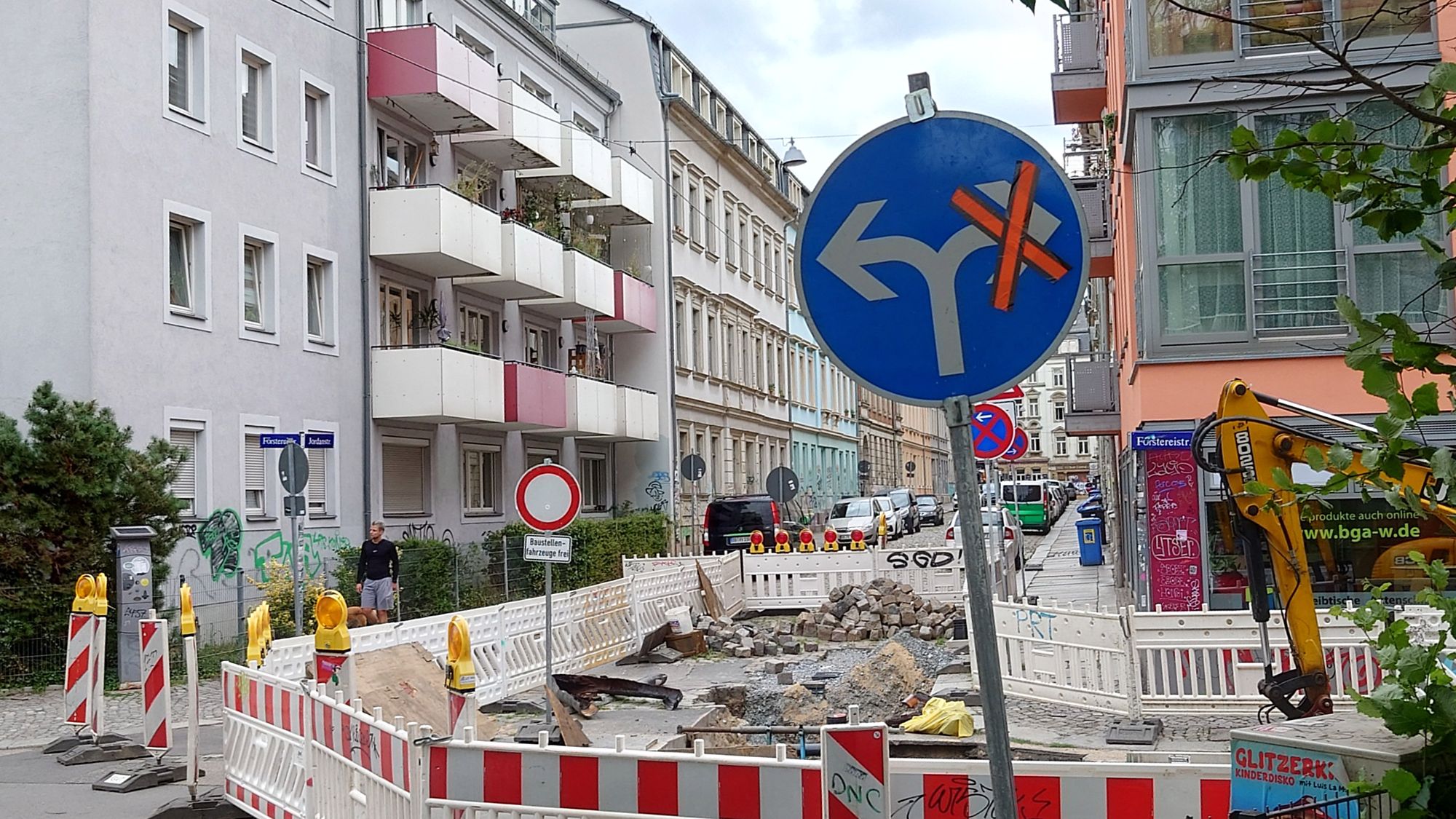 Komplizierte Verkehrsregelungen an der Försterei-/Ecke Jordanstraße - Foto: Anton Launer
