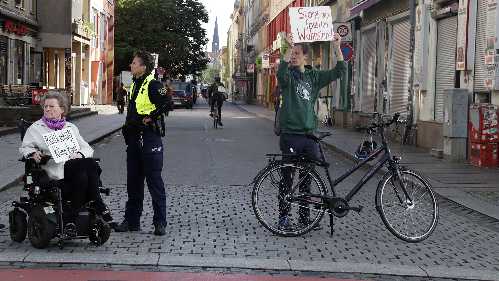 Versammlungsleiterin Iris  Kämper nahm im Rollstuhl an der Demonstration teil. Foto: Anton Launer