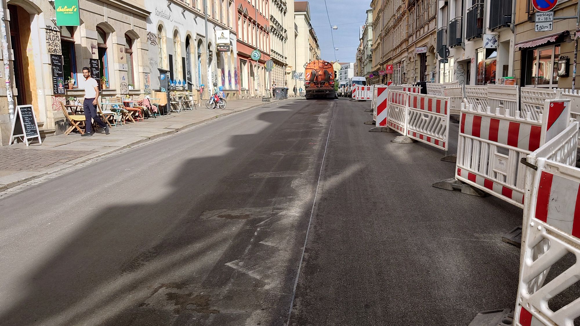 Am Morgen hat die Stadtreinigung die frisch sanierte Straße noch fix geputzt. Foto: Anton Launer