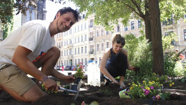 Paul und Luise vom Synthese e.V. Der Verein hat am Montag rund 80 Blumen am Martin-Luther-Platz gepflanzt. Foto: Anton Launer