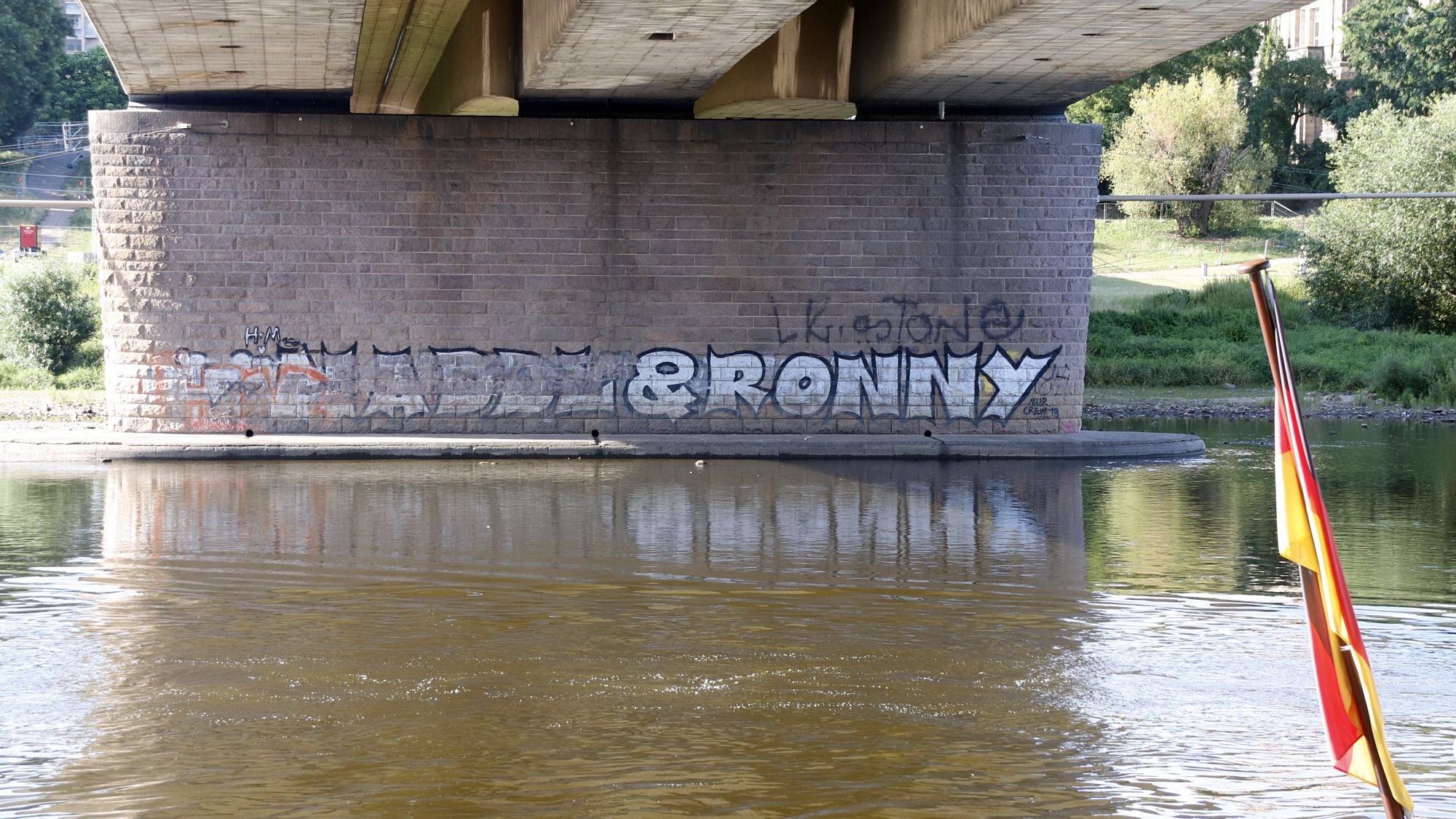 Während Naddl nun blass ist, strahlt Ronny immer noch. Foto: Anton Launer