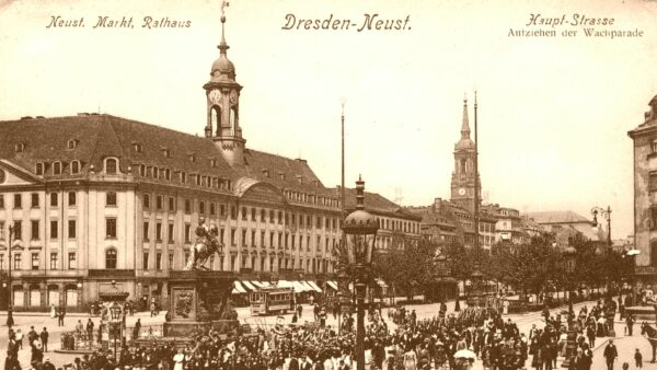 Neustädter Markt mit Rathaus und Hauptstraße - zeitgenössische Postkarte