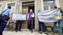 Mit freundlichem Nachdruck wurde der letzte Mieter der Talstraße 16 heute aus dem Haus gebeten. Foto: Anton Launer