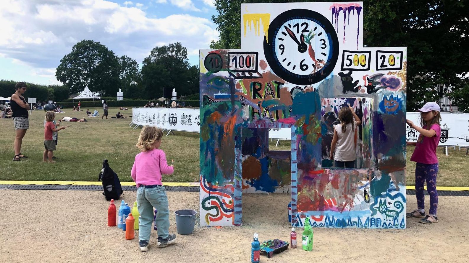 An den Nachmittagen konnten Kids zum Pinsel greifen und an der Gestaltung des Festivals mitwirken. Foto: PR