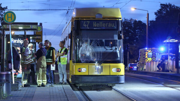 Straßenbahn nach dem Unfall - Foto: Roland Halkasch