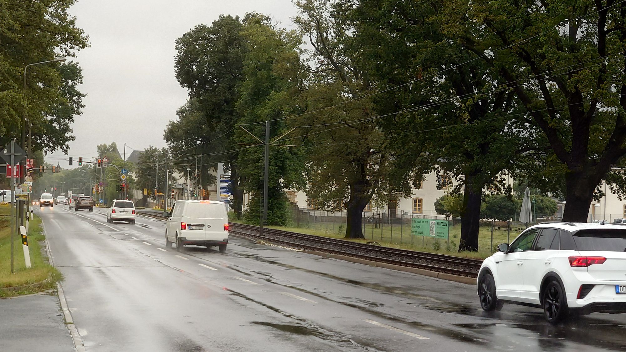 Auf der Königsbrücker Straße soll ab Montag stadteinwärts ein Radfahrstreifen angelegt werden. Das Abbiegen in die Provianthofstraße ist dann nicht mehr möglich. Foto: Anton Launer