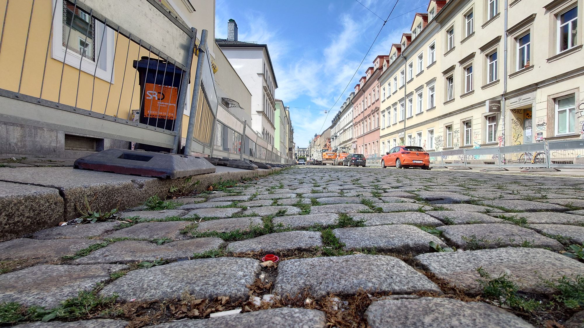 Das Großkopfpflaster muss weichen. Die Straße wird asphaltiert. Foto: Anton Launer