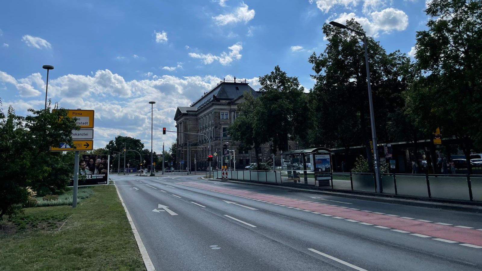 Die linke Fahrspur (bisher geradeaus/links) wird zur reinen Linksabbiegespur. Die Verkehrsinsel im Hintergrund wird vergrößert. Foto: Charlotte Otto