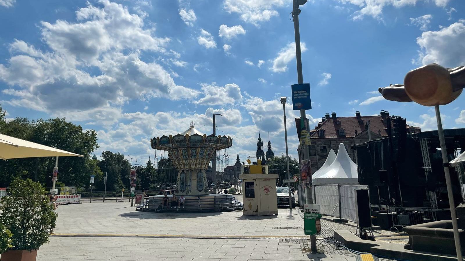 Fahrgeschäft und Bratwurst am Neustädter Markt - Foto: Charlotte Otto