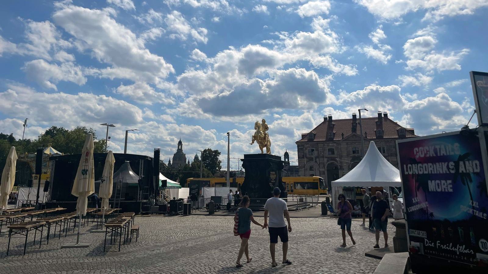 Direkt neben dem Goldenen Reiter steht die Bühne mit einer feinen Musikauswahl. Foto: Charlotte Otto