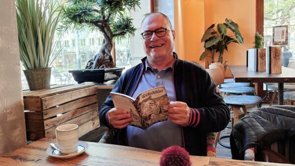 Heinz Kulb mit seinem Buch "Weibsbilder" - Foto: Anton Launer