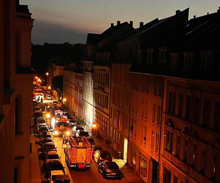 Nächtlicher Feuerwehreinsatz auf der Prießnitzstraße - Foto: Privat