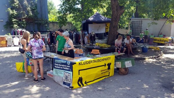 Kleidertauschparty mit Musik und Siebdruck im Hof der Alten Fabrik. Foto: Greenpeace Dresden