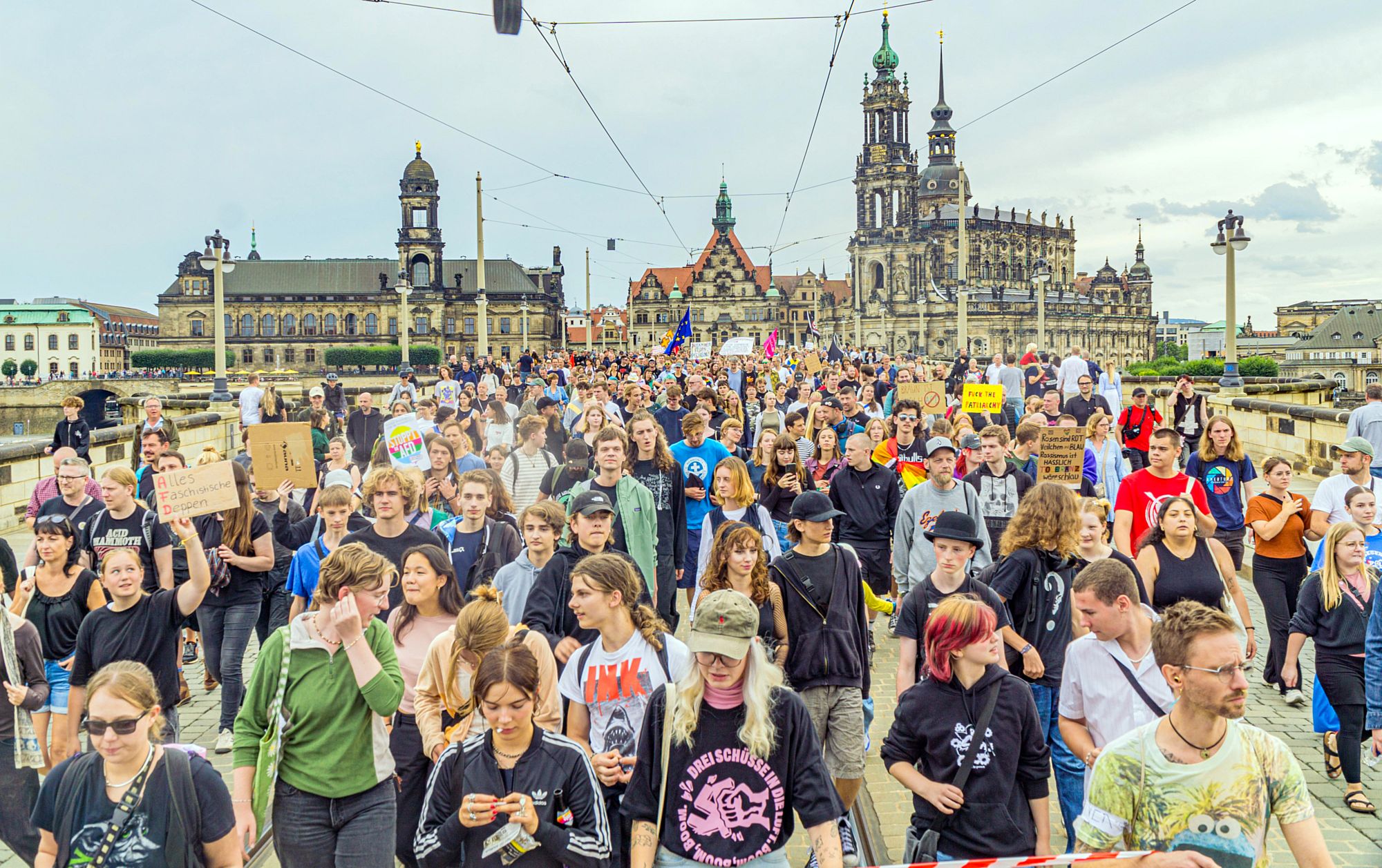 Gegen 16 Uhr zog die Demo über die Augustusbrücke - Foto: "Wir sind die Brandmauer Dresden" CC BY 4.0