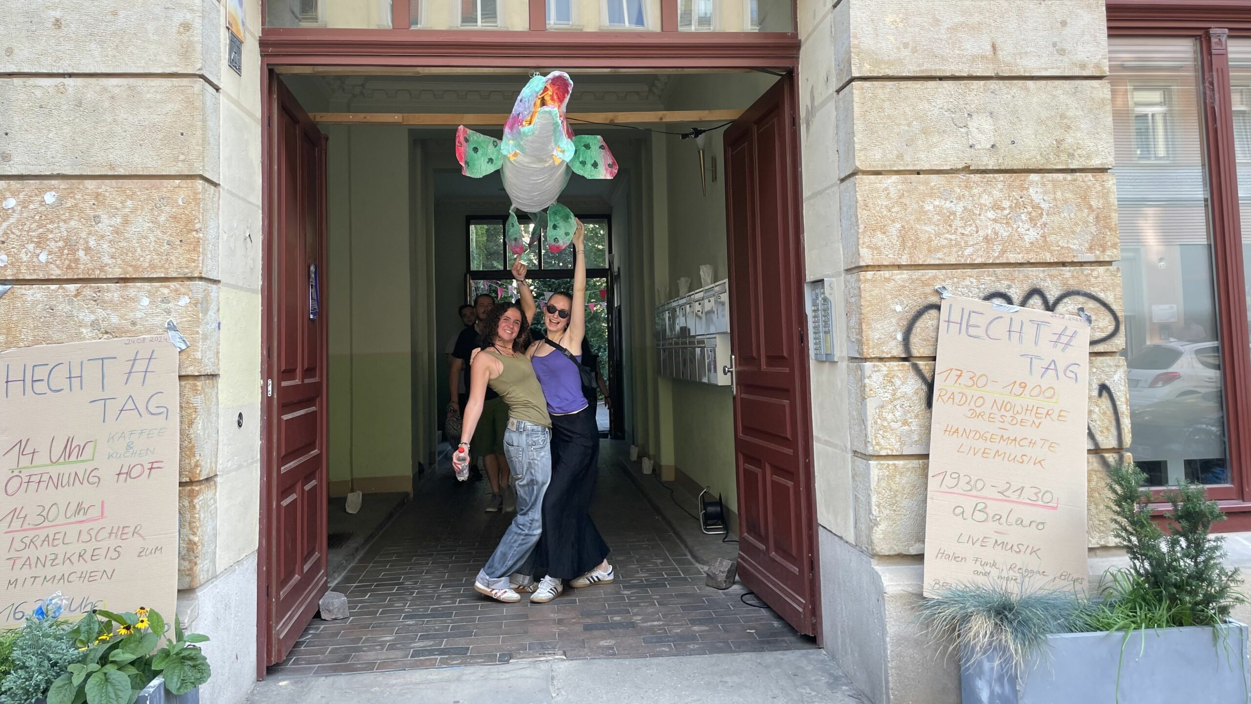 Geschmückter Hauseingang auf der Hechtstraße mit hängender Hechtplastik. Foto: Charlotte Otto