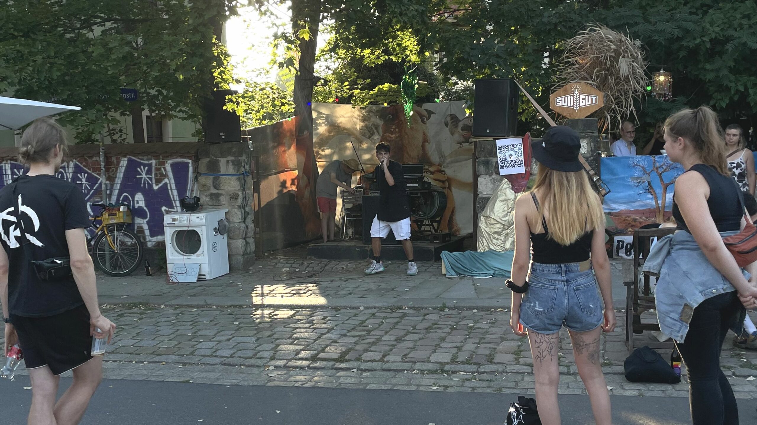 Neustädter Rapper "Tancred" während seine Liveauftritts an der Schanzenstraße 1. Foto: Charlotte Otto