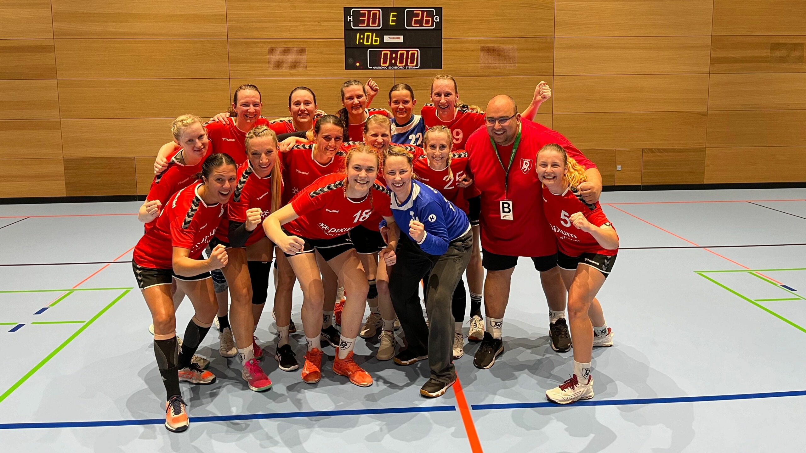 Siegerfoto der Handball Frauenmannschaft Sportfreunde 01 Dresden Nord mit Trainer Christian Perlbach.