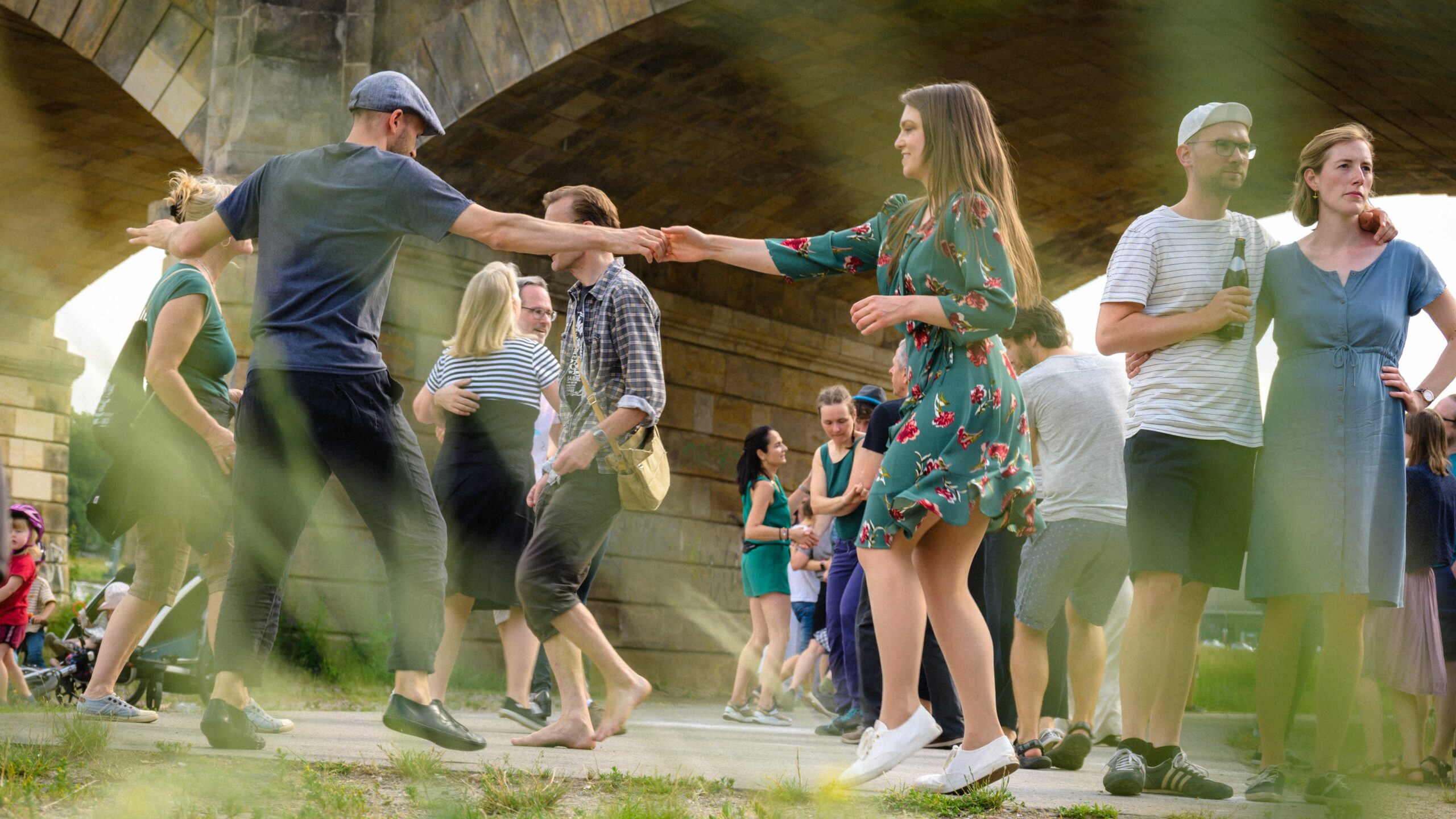 Tanzen im Freien an der Albertbrücke in Dresden. Foto: Ryke Waltz Studios