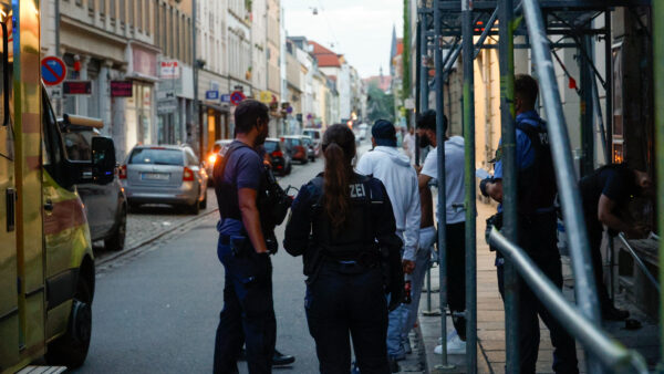 Die Polizei nimmt der DVB den Einsatz ab. - Foto: Florian Varga