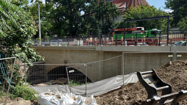 Die neue Brücke ist zur Hälfte fertig. Foto: Anton Launer