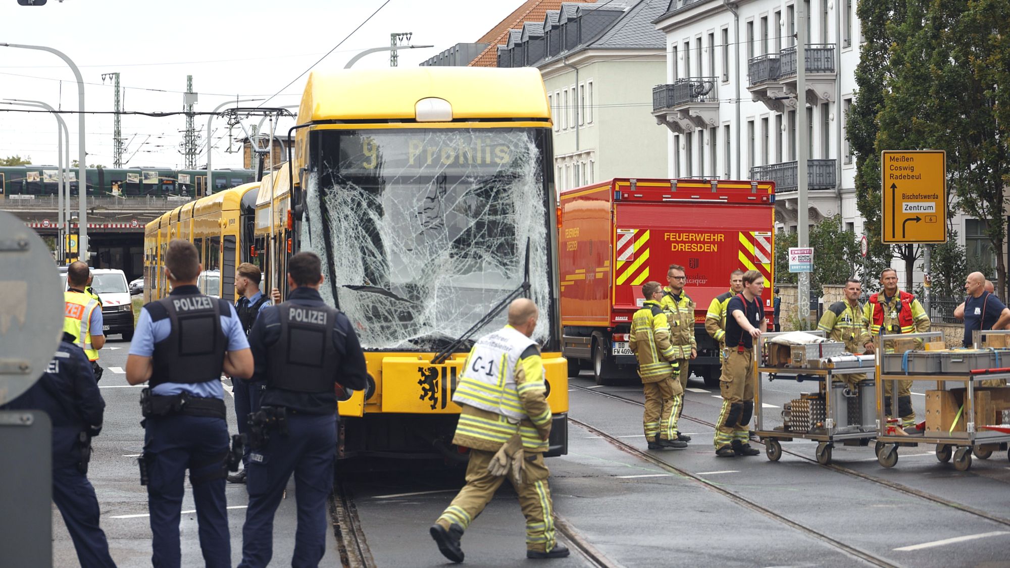 Die Straßenbahn der Linie 9 wurde schwer beschädigt. Foto: Florian Varga