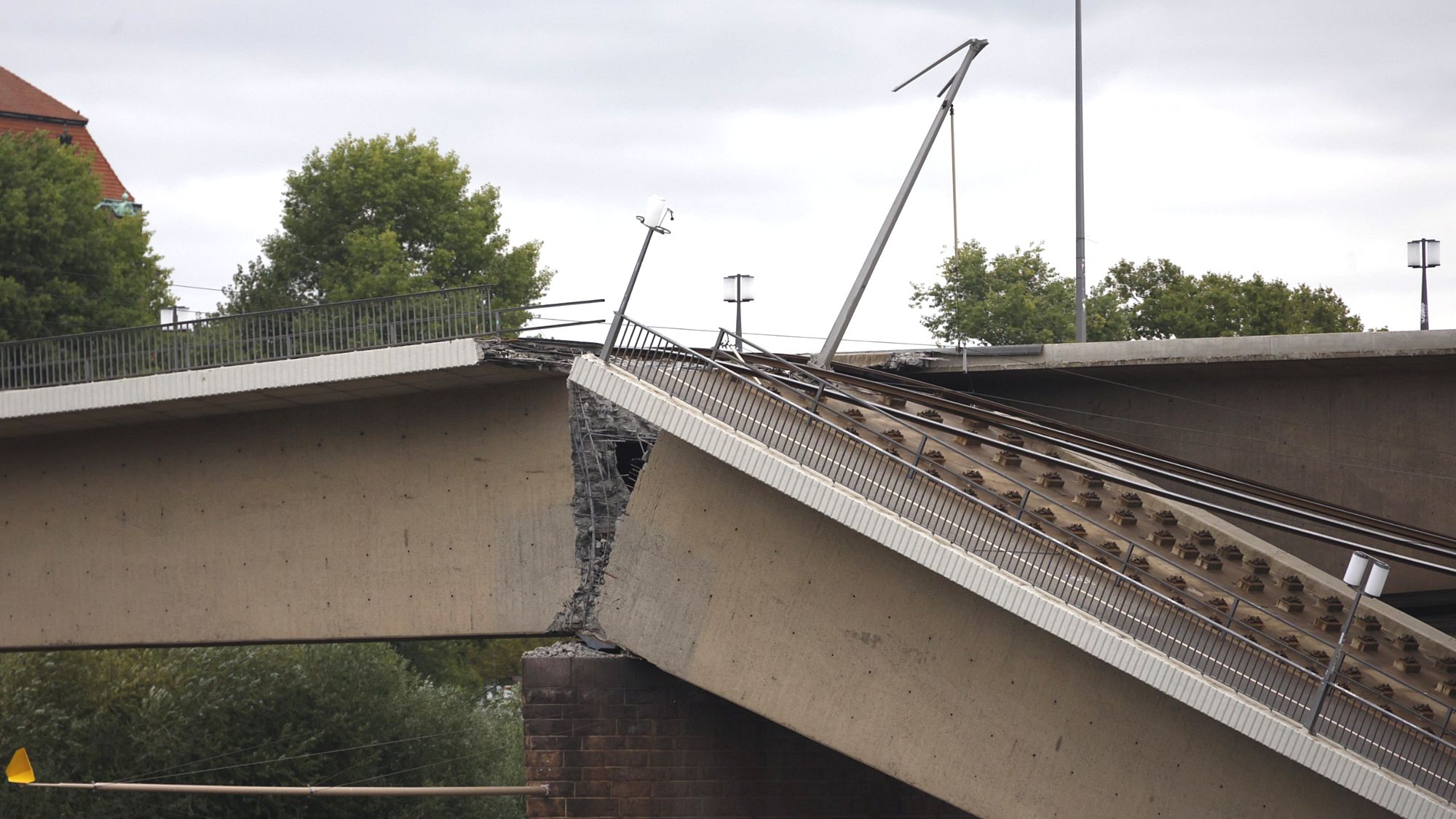 Kritische Stelle auf der Neustädter Seite. Hier liegt die Brücke nur noch mit wenigen Zentimetern auf. Foto: Florian Varga