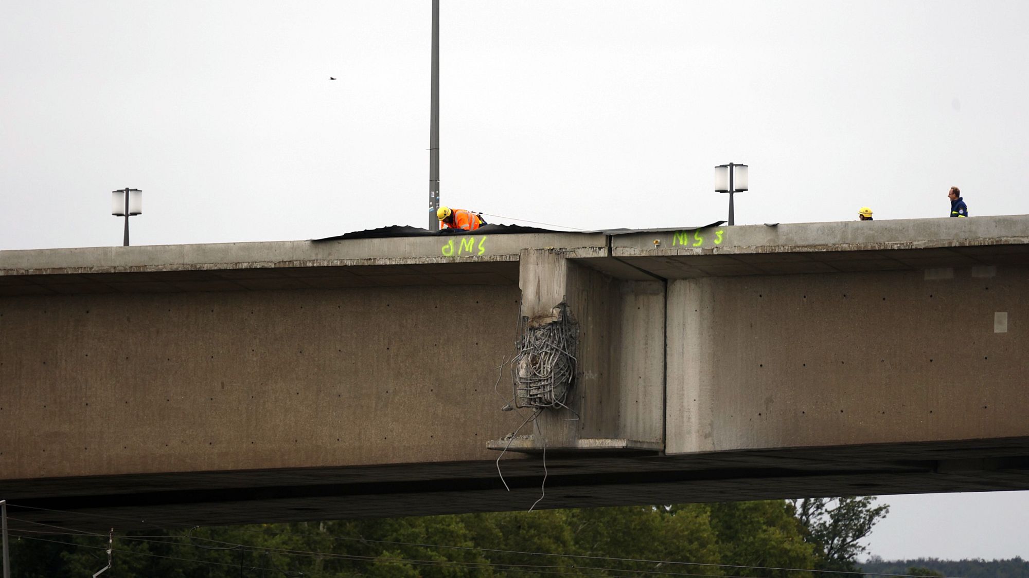 Im Laufe des Nachmittags wurden die Schäden an der Brücke begutachtet und erste Sicherungsmaßnahmen eingeleitet. Foto: Florian Varga