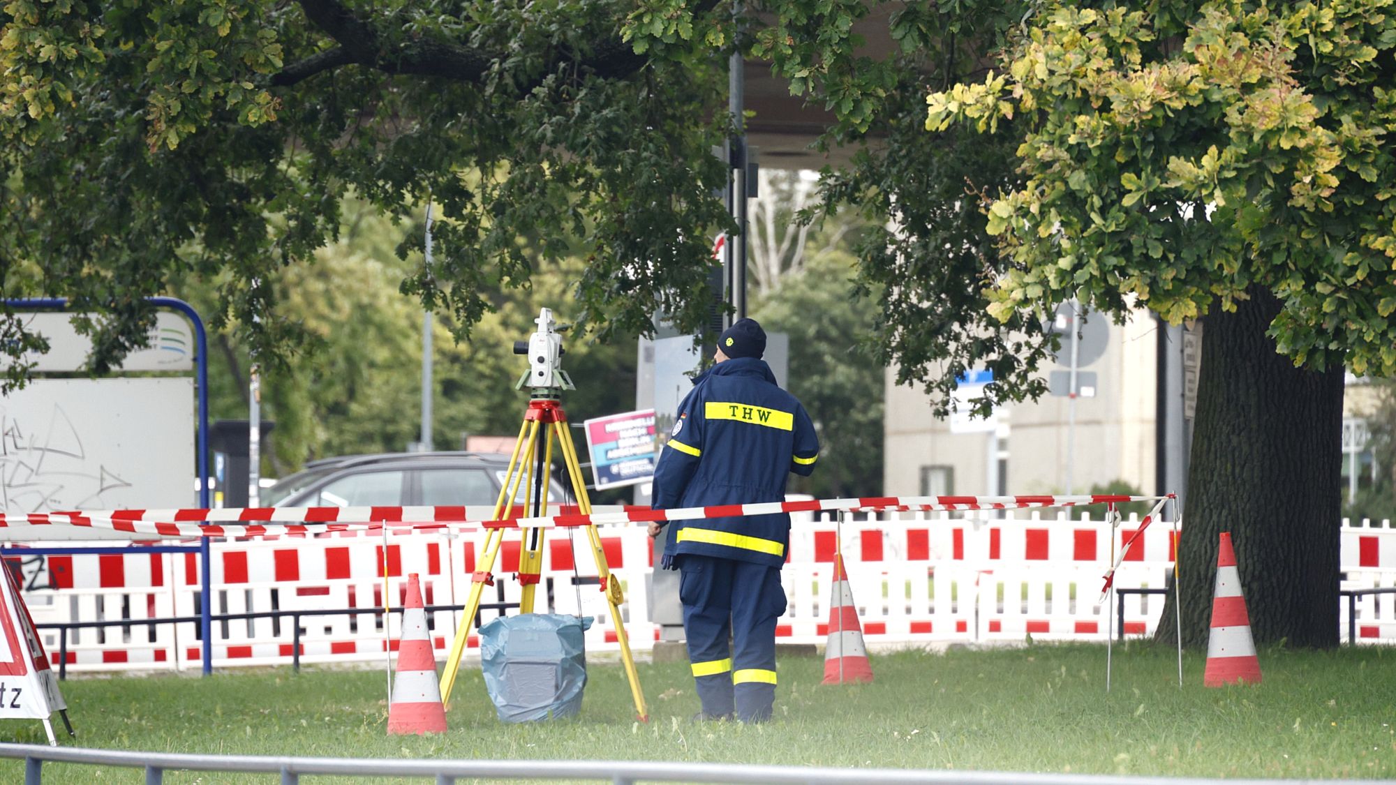 Das THW sicherte schon seit gestern die Carolabrücke mit ab. Mittels Messungen wird das Bauwerk beobachtet. Foto: Florian Varga