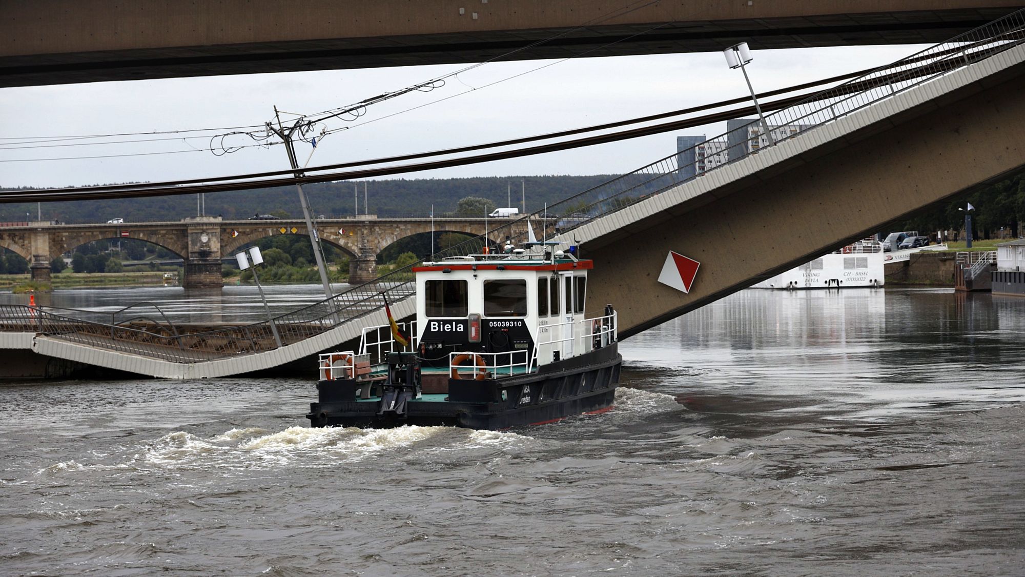 Am Donnerstagmorgen erkundete das Wasser- und Schifffahrtsamt mit dem Schubschlepper "Biela" die Unglücksstelle von der Elbe aus. Foto: Florian Varga