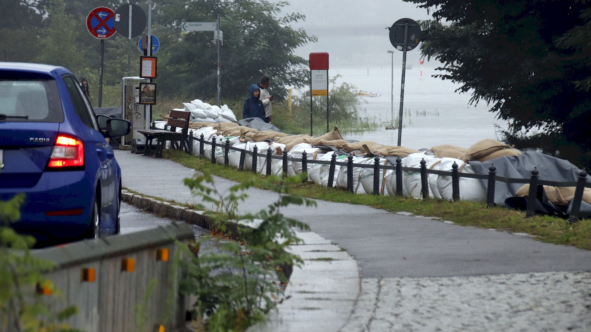 Sandsäcke an der Holzhofgasse - Foto: Anton Launer