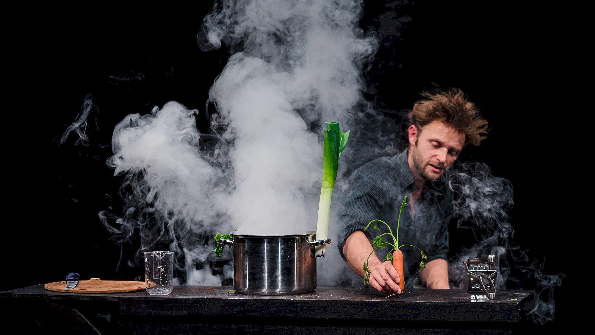 Andreu Andreu braut das Totenerweckungssüppchen - Foto: Projekttheater